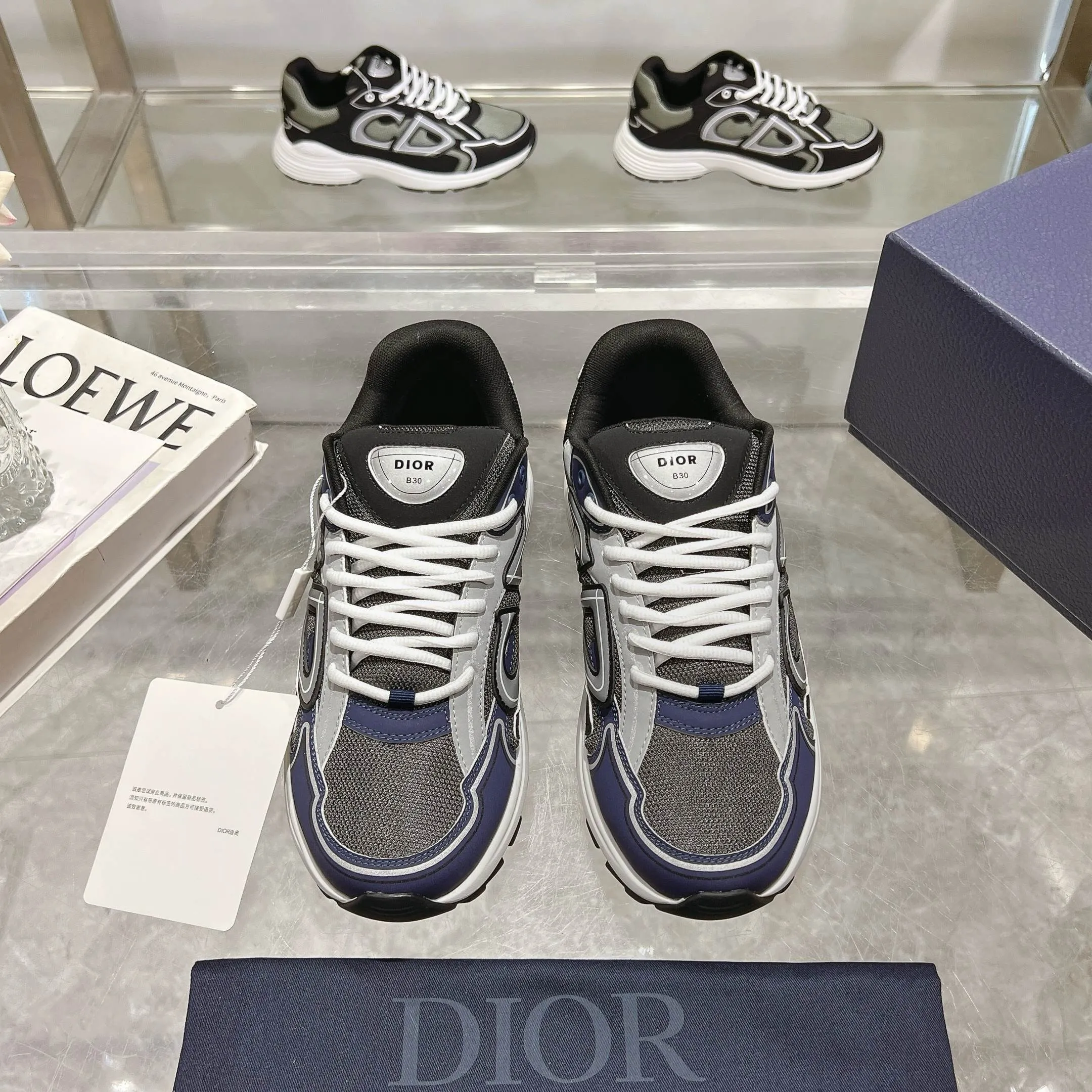 👟👟Ex-factory price 520👟👟 H612 high version B30 low-top sneakers are one of the flagship styles of this series. Crafted from mesh and technical fabrics, it's finished with a reflective 'CD30' graphic and 'DIOR B30' and 'CD30' logos on the heel and tongue. The extra-light, sculpted rubber sole adds style with signature accents, while internal stretch details create ideal comfort. Can be paired with a variety of casual looks to show a fashionable, modern and sporty style. ✅Size: 35-47 (45-46-47 customized, non-returnable and non-exchangeable) ✅Sole material: Original ultra-light IP sole ✅Packaging: Brand new counter packaging